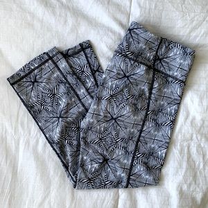 Betsey Johnson geometric compression capri performance leggings athletic tights